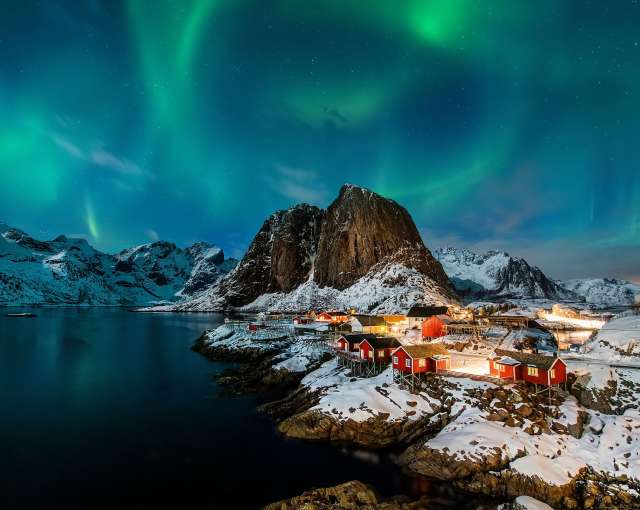 Polarlichter spielen über Hamnoy: Norwegen