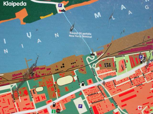 Dies ist eine Nahaufnahme einer Stadtkarte von Klaipėda, die Wasserstraßen, Straßen und verschiedene Symbole für Einrichtungen zeigt.