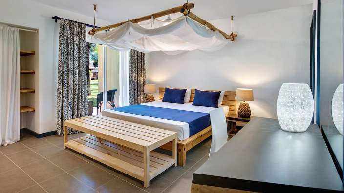 Ein Schlafzimmer mit einem blauen Bett und blauen Kissen