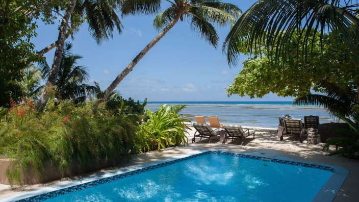 Ein Pool mit Blick auf das Meer und Palmen