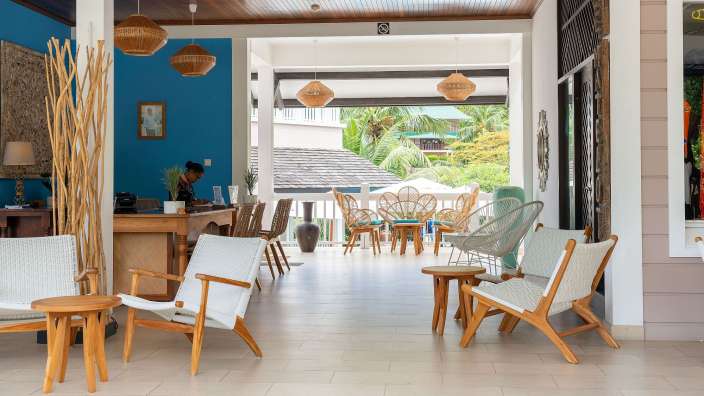 Ein Wohnzimmer mit vielen Stühlen und einem Tisch