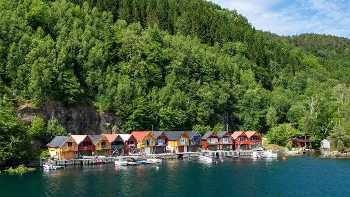 Eine Reihe von bunten Häusern am Ufer eines Sees