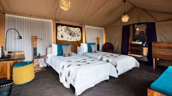 Ein Schlafzimmer mit zwei Betten und einem Waschbecken