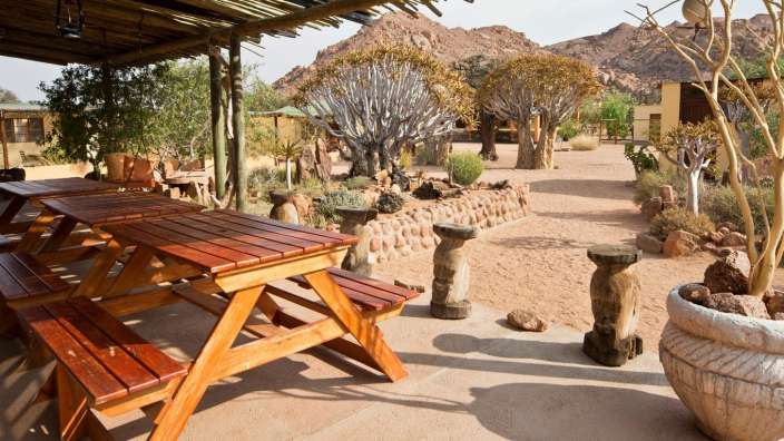 Ein Picknicktisch mit Bänken unter einem Dach