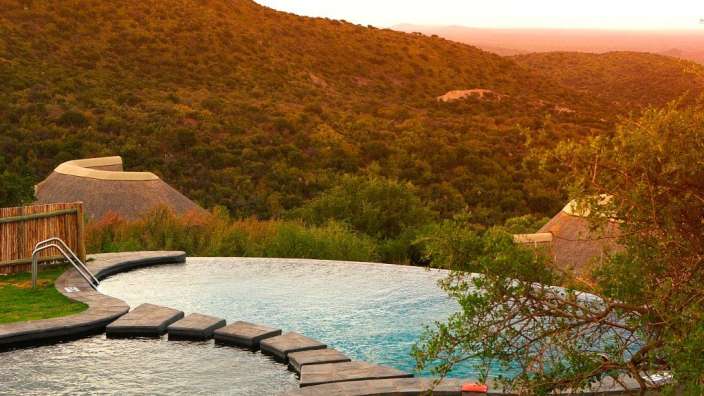 Ein Infinity-Pool mit einem Schild an der Seite, das sagt " schwimmen verboten "