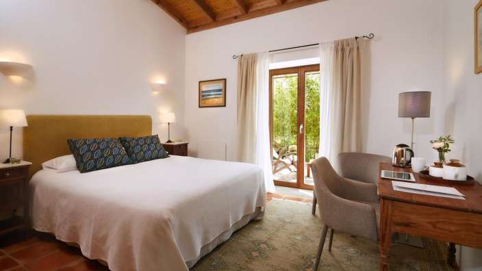 Ein Schlafzimmer mit einem Bett und einem Stuhl