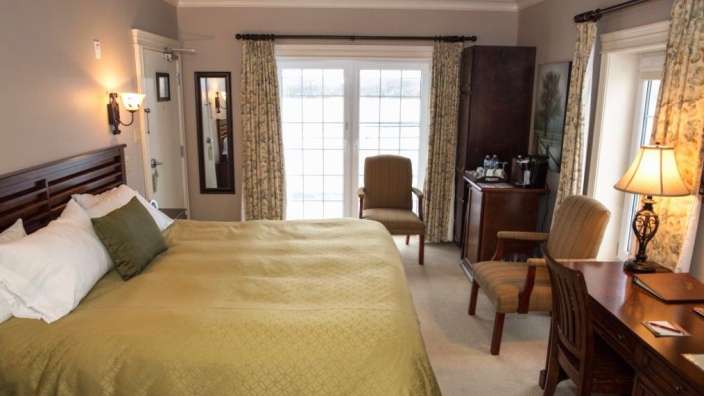 Ein Hotelzimmer mit einem Bett und einem Stuhl