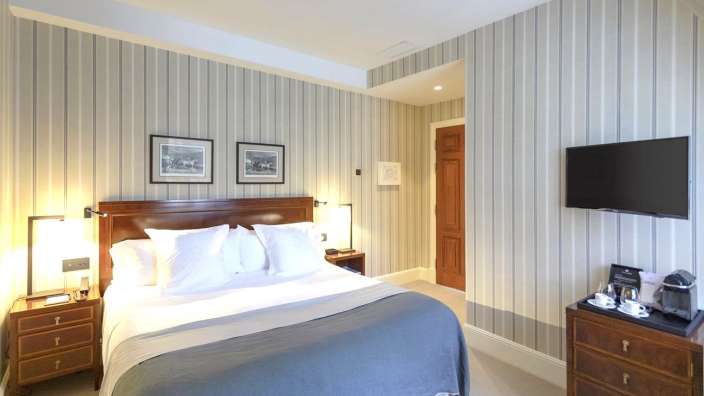 Ein Hotelzimmer mit einem Bett und einem Fernseher