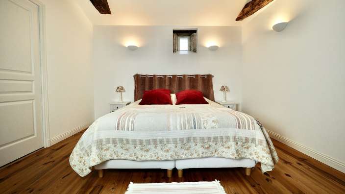 Ein kleines Schlafzimmer mit einem Bett und zwei Nachttischen