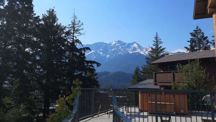 Ein Deck mit Blick auf die Berge und einem Whirlpool