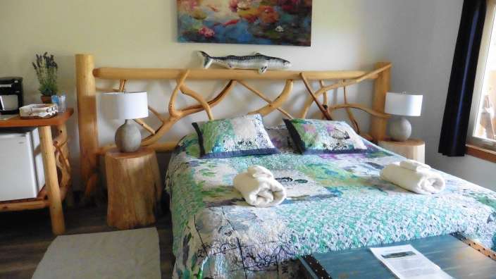 Ein Schlafzimmer mit einem Bett und einem Gemälde an der Wand