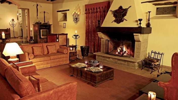 Ein Wohnzimmer mit vielen Möbeln und einem Kamin