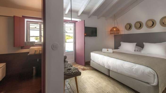 Ein Schlafzimmer mit einem Bett und einem Badezimmer