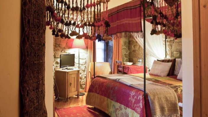 Ein Schlafzimmer mit einem Bett und einem Fernseher