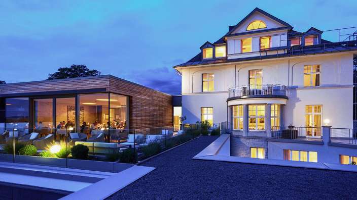 Ein großes weißes Gebäude mit vielen Fenstern