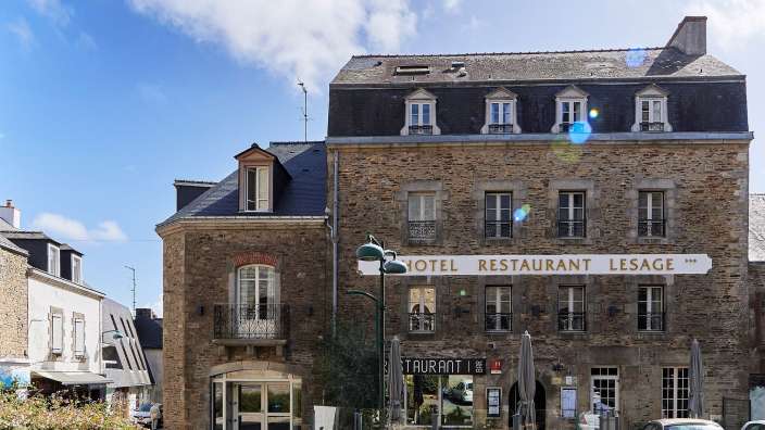 Ein großes Steingebäude mit einem Restaurant davor