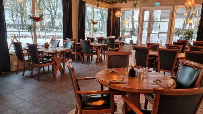 Ein Restaurant mit vielen Tischen und Stühlen