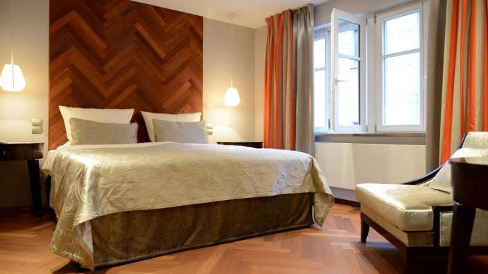 Ein Hotelzimmer mit einem Bett und einem Stuhl