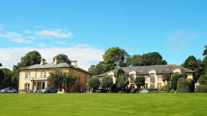 Ein großes Haus mit einem großen Rasen vorne