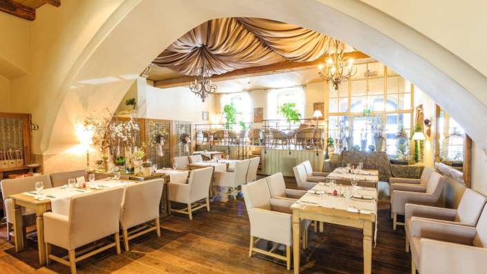 Ein sehr großes Esszimmer mit vielen Tischen und Stühlen