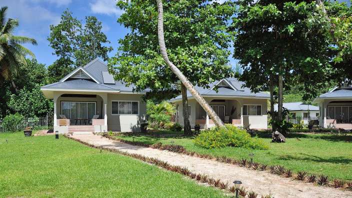 Eine Gruppe von Häusern steht nebeneinander