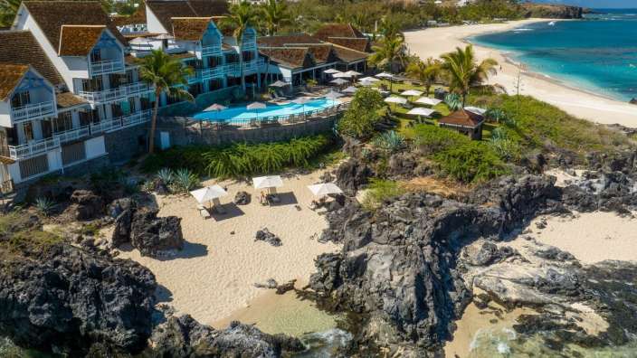 Eine Luftaufnahme eines Strandes und eines Hotels