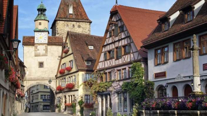 Ein kleines Dorf mit einem Uhrturm in der Mitte