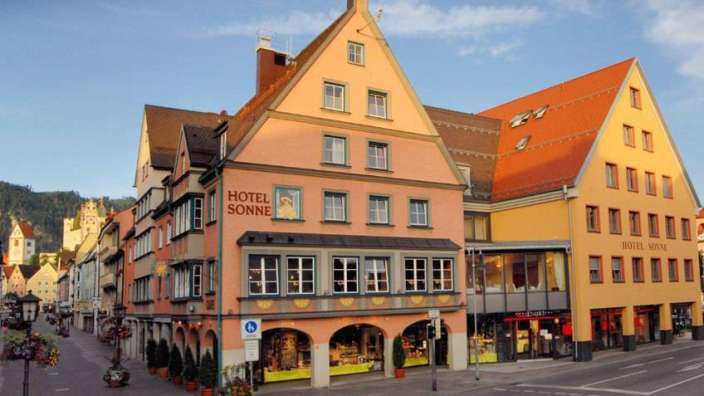 Ein Gebäude mit der Aufschrift Hotel Sonne darauf