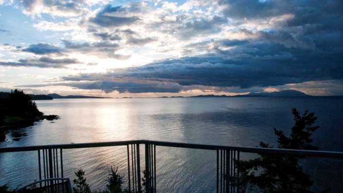 Ein Balkon mit Blick auf das Meer bei Sonnenuntergang