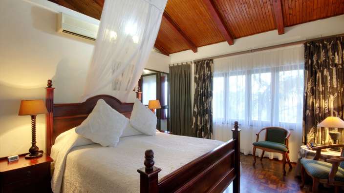 Ein Schlafzimmer mit einem Bett und zwei Lampen