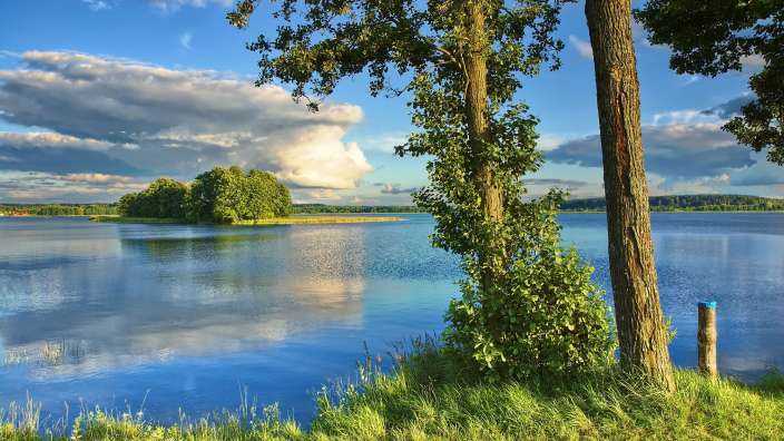 Ein See mit einer kleinen Insel in der Mitte