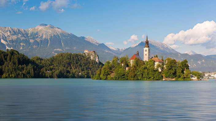 Eine Kirche sitzt auf einer kleinen Insel in einem See