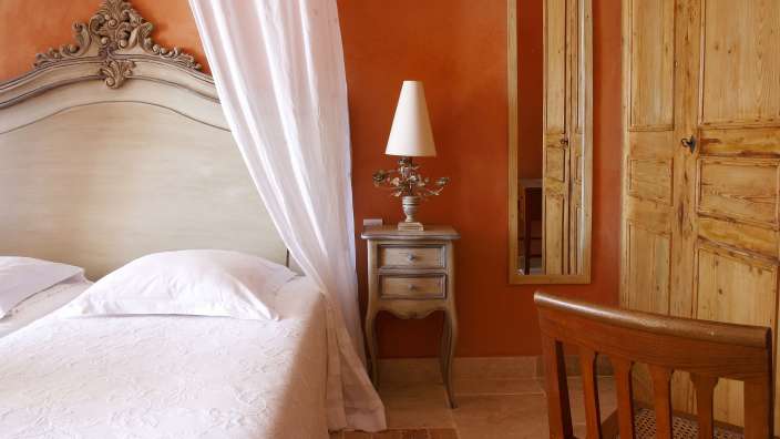 Ein Schlafzimmer mit einem Bett und einem Nachttisch