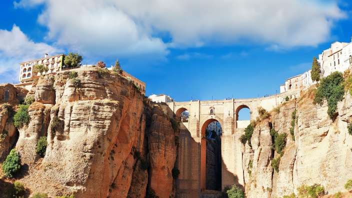 Im Land der weißen Dörfer: Ronda Eine Brücke über einen Fluss zwischen zwei Felsen
