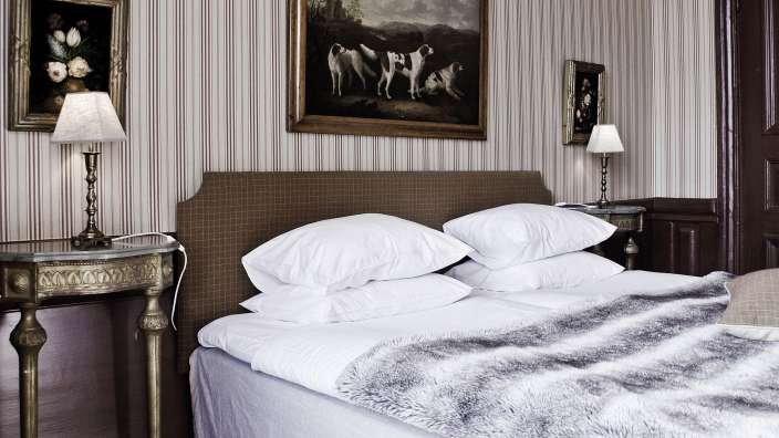 Ein Schlafzimmer mit einem Gemälde an der Wand