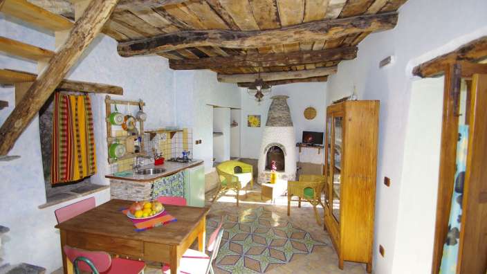 Ein Wohnzimmer mit einem Tisch und Stühlen und einem Kamin