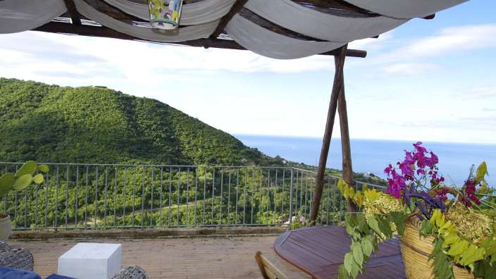 Ein Balkon mit Blick auf den Ozean und die Berge
