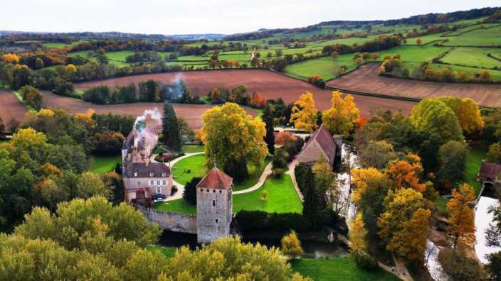 Eine Luftaufnahme eines Schlosses inmitten eines Feldes