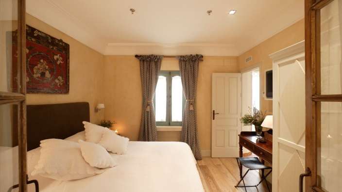 Ein Schlafzimmer mit einem Bett und einem Schreibtisch