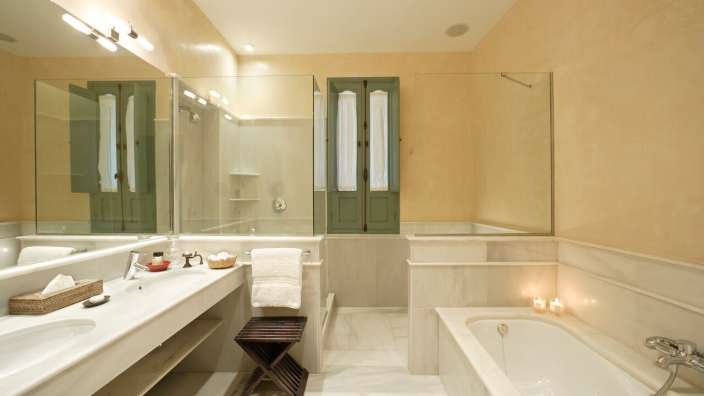 Ein Badezimmer mit zwei Waschbecken und einer Badewanne