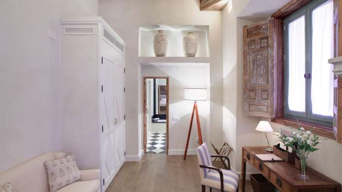 Ein Raum mit einem Schreibtisch und einem Stuhl