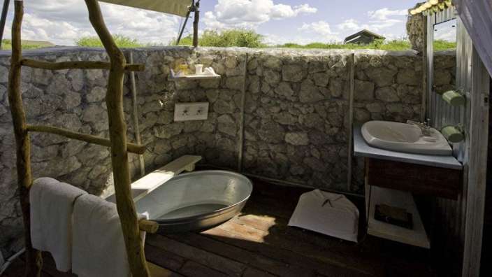 Ein Badezimmer mit einer Badewanne und einem Waschbecken