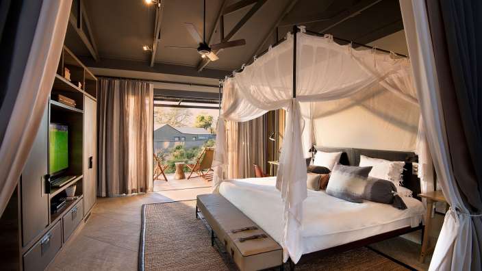 Ein Schlafzimmer mit Himmelbett und Fernseher