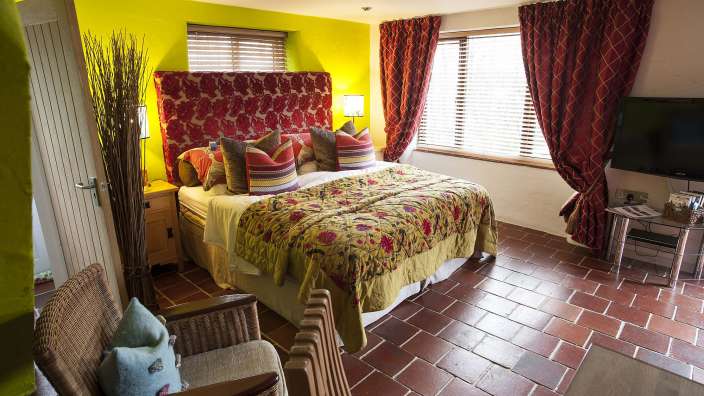 Ein Schlafzimmer mit einem Bett und einem Fernseher