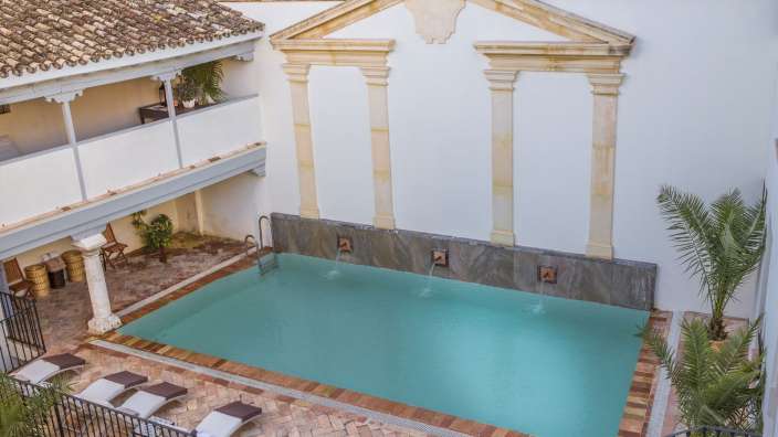 Ein großer Swimmingpool in einem alten Gebäude