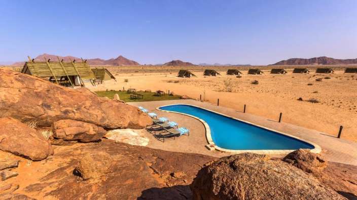 Ein großer Swimmingpool in der Mitte einer Wüste