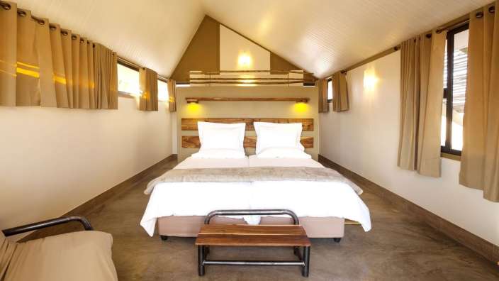 Ein Schlafzimmer mit einem Bett und einem Holztisch