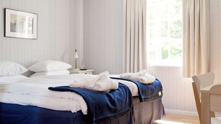 Ein Schlafzimmer mit zwei Betten und einem Fenster