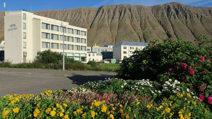 Ein Hotel mit einem Berg im Hintergrund