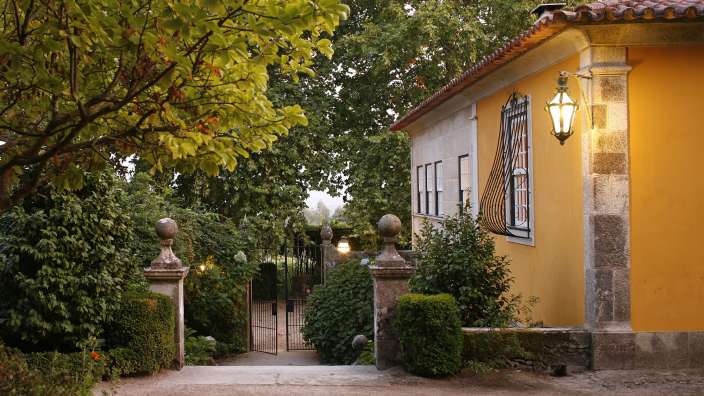 Ein gelbes Gebäude mit einer Lampe an der Seite